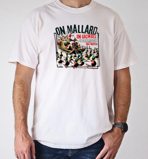 Duck hunting Santa on mallard on gadwall Christmas T-Shirt Classic Men's T-shirt