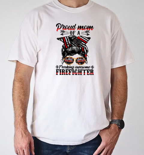 Proud Mom Of A Freaking Awesome Firefighter T-Shirt Classic Men's T-shirt