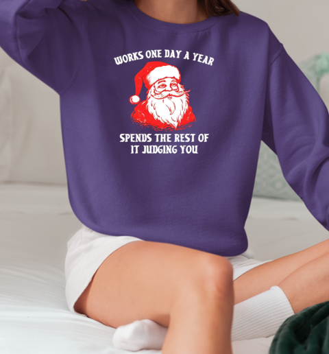 Santa Claus works one day a year spends the best of it judging you Christmas T-Shirt Unisex Sweatshirt